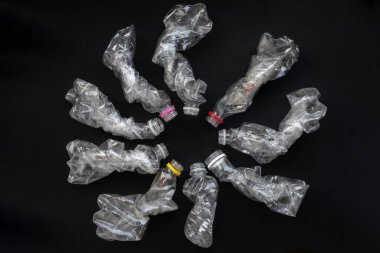 Güneş veya saat şeklinde sıkıştırılmış plastik şişeler.