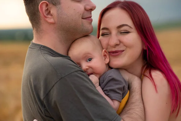 Pai Mãe Seu Filho Divertem Juntos Campo Trigo — Fotografia de Stock