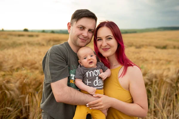 Pai Mãe Seu Filho Divertem Juntos Campo Trigo — Fotografia de Stock