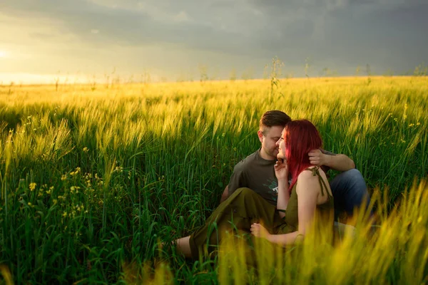 Casal Jovem Campo Trigo Pôr Sol Casal Passar Tempo Romântico — Fotografia de Stock