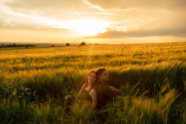 Молода Пара Пшеничному Полі Заході Сонця Пара Проводить Романтичний Час — стокове фото