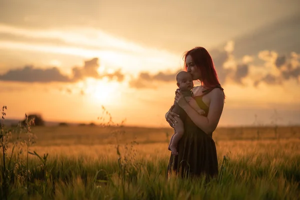 Une Mère Tient Tendrement Son Fils Trois Mois Dans Ses — Photo