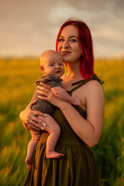 Uma Mãe Ternamente Segura Seu Filho Três Meses Seus Braços — Fotografia de Stock