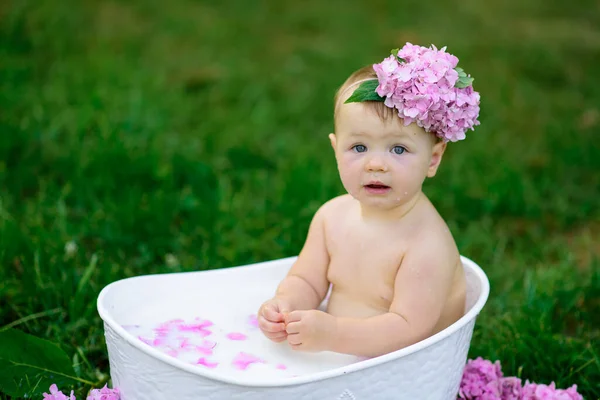 Little Girl Bathes Milk Bath Park Girl Having Fun Summer — Stock Photo, Image