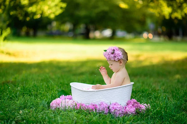 Meisje Baadt Een Melkbad Het Park Het Meisje Heeft Plezier — Stockfoto