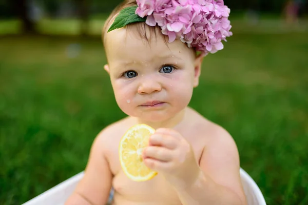 Niña Baña Baño Leche Parque Chica Divierte Verano —  Fotos de Stock