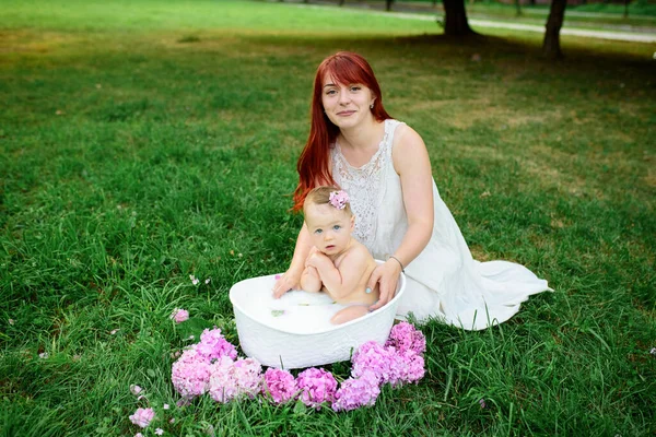 Mãe Ajuda Filha Ano Tomar Banho Casa Banho Filmado Parque — Fotografia de Stock