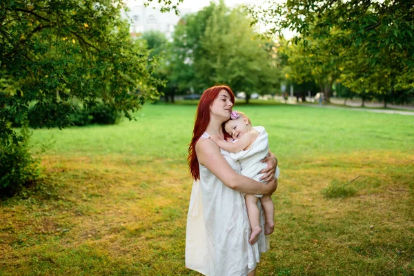 Mãe Abraços Brinca Com Sua Filha Ano Idade Envolto Uma — Fotografia de Stock