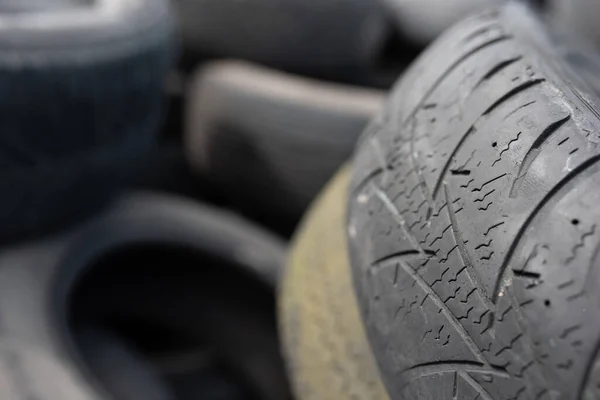 工业填埋 用于处理废弃轮胎和橡胶轮胎 旧轮胎和旧车轮堆堆 用于橡胶循环利用 轮胎倾卸 — 图库照片