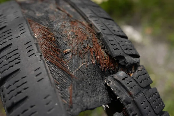 Çok eski, eskimiş, araba lastiği..