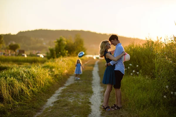 Papà Mamma Figlia Divertono Insieme Nella Natura — Foto Stock