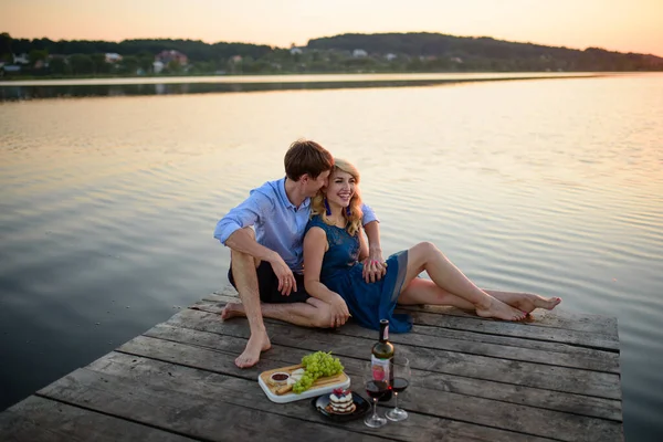 Uomo Donna Che Fanno Picnic Sul Molo Vicino Lago — Foto Stock