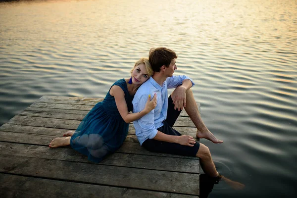 Uomo Donna Sul Molo Vicino Lago — Foto Stock