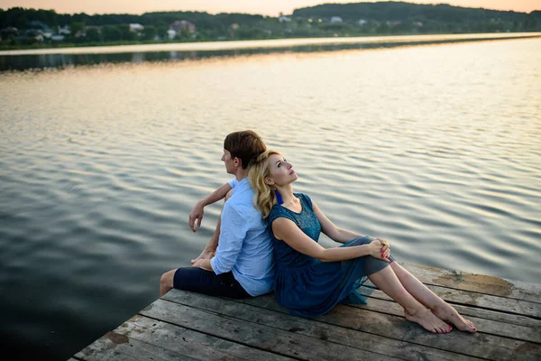 Homem Mulher Cais Perto Lago — Fotografia de Stock