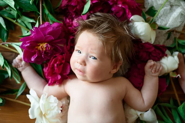 Una Niña Dos Meses Yace Sobre Una Mesa Madera Con — Foto de Stock