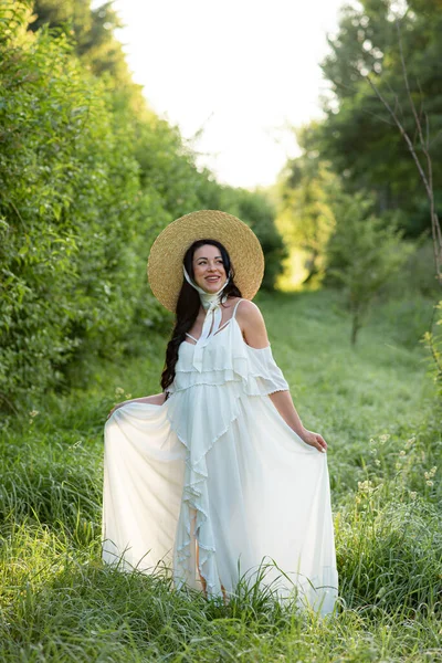 Kobieta Ciąży Pozowanie Białej Sukience Tle Natury — Zdjęcie stockowe
