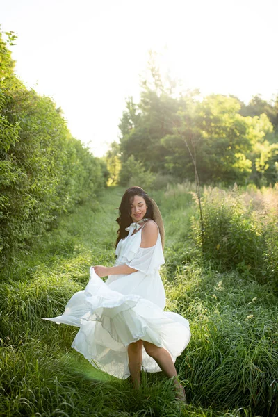 Zwangere Vrouw Poseren Een Witte Jurk Een Achtergrond Van Natuur — Stockfoto