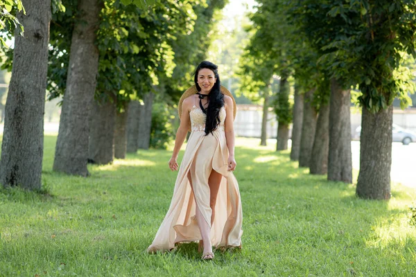 Yeşil Ağaçların Arkasında Bej Bir Elbiseyle Poz Veren Hamile Kadın — Stok fotoğraf