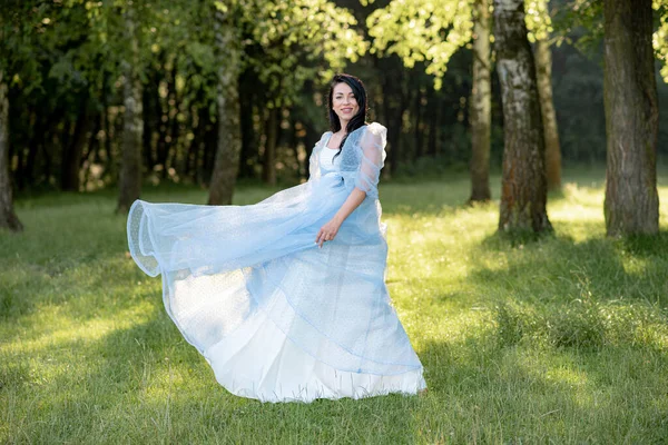 Yeşil Ağaçların Arkasında Mavi Bir Elbiseyle Poz Veren Hamile Kadın — Stok fotoğraf