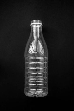Siyah arka planda koca bir plastik şişe..