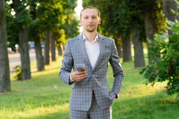 Junger Erfolgreicher Geschäftsmann Zeigt Geld Der Hand — Stockfoto