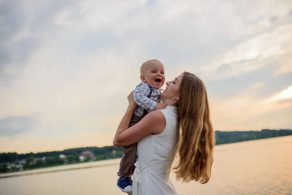 Mãe Filho Ano Família Está Divertindo Juntos Natureza — Fotografia de Stock