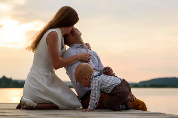 Vader Moeder Hun Een Jarige Zoon Veel Plezier Natuur Buurt — Stockfoto