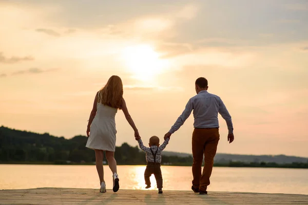 Vader Moeder Hun Één Jaar Oude Zoon Familie Gaat Langs — Stockfoto