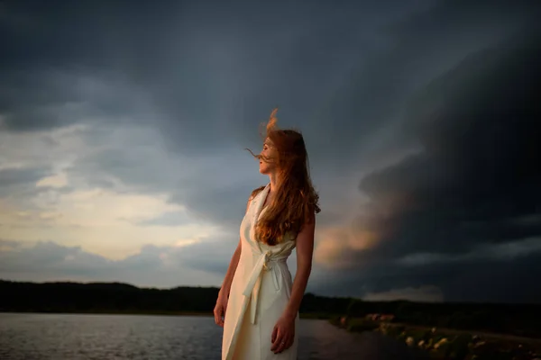 Портрет Красивої Дівчини Під Час Заходу Сонця Перед Грозою — стокове фото