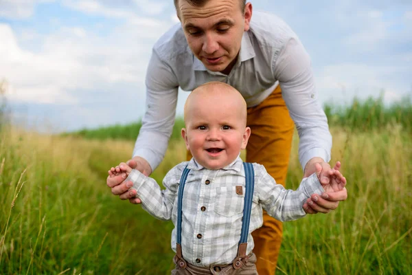 Een Vader Leert Zijn Één Jaar Oude Zoon Lopen — Stockfoto