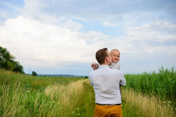 Een Vader Knuffelt Zijn Één Jaar Oude Zoon — Stockfoto