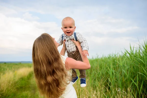 Moeder Haar Één Jaar Oude Zoon Het Gezin Vermaakt Zich — Stockfoto