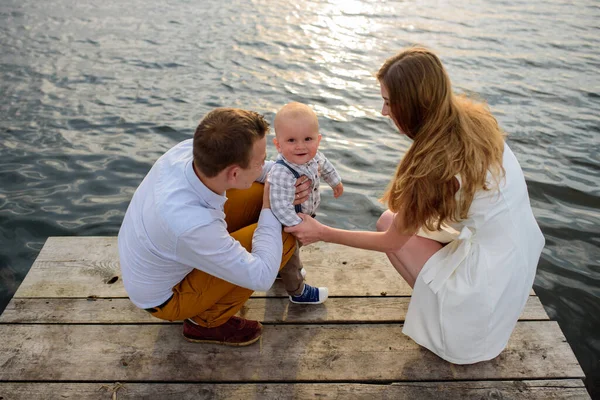 Vader Moeder Hun Zoon Hebben Plezier Bij Het Meer Een — Stockfoto