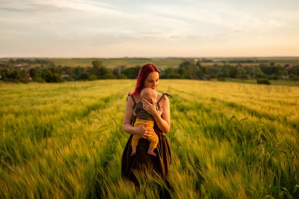 Мати Ніжно Тримає Свого Тримісячного Сина Руках Пшеничному Полі — стокове фото