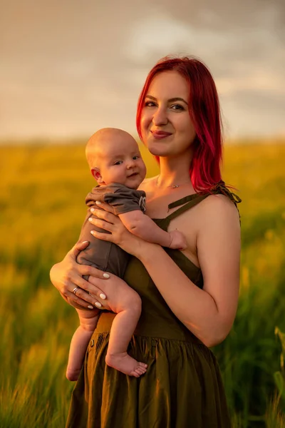 Uma Mãe Ternamente Segura Seu Filho Três Meses Seus Braços — Fotografia de Stock