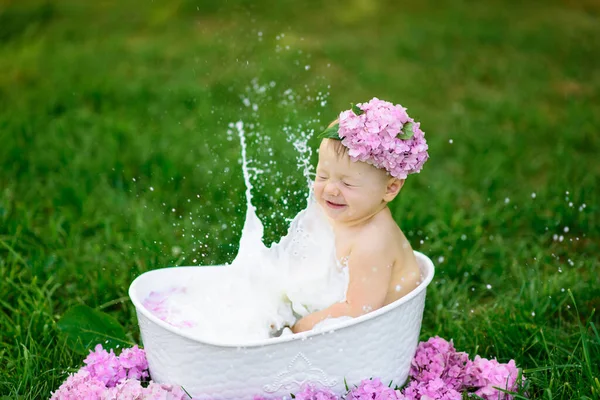 Kleines Mädchen Badet Einem Milchbad Park Das Mädchen Hat Spaß — Stockfoto