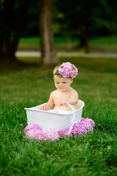 公園内のミルク風呂の中の小さな女の子風呂 女の子は夏に楽しんでいます — ストック写真