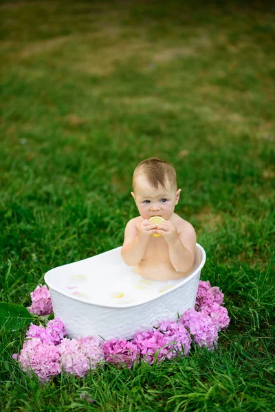 Niña Baña Baño Leche Parque Chica Divierte Verano — Foto de Stock