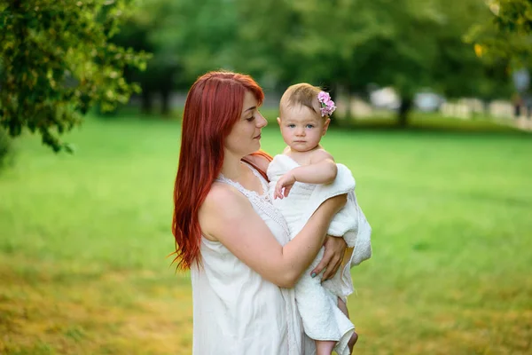 Mãe Abraços Brinca Com Sua Filha Ano Idade Envolto Uma — Fotografia de Stock