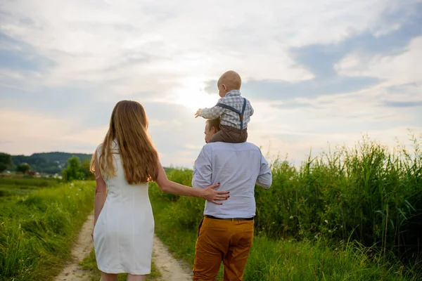 Família Para Passear Pai Carrega Seu Filho Ano Seus Ombros — Fotografia de Stock