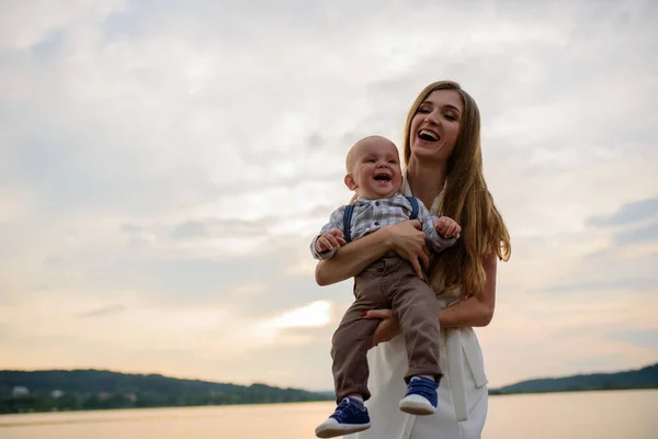 Moeder Haar Één Jaar Oude Zoon Het Gezin Vermaakt Zich — Stockfoto