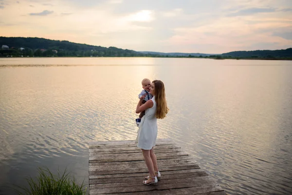 Mãe Filho Ano Família Está Divertindo Juntos Natureza — Fotografia de Stock