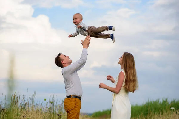 Ouders Gooien Hun Één Jaar Oude Zoon Lucht — Stockfoto