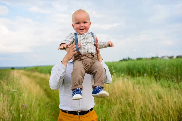 Vader Gooit Zijn Één Jaar Oude Zoon Lucht — Stockfoto