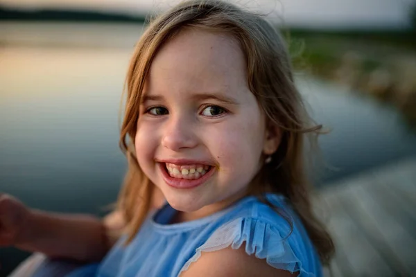 Petite Fille Sourit Montre Ses Dents Bébé Gros Plan — Photo