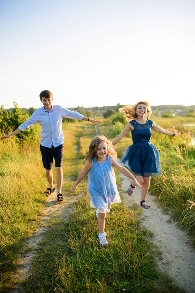 Papa Mam Dochter Veel Plezier Samen Natuur — Stockfoto