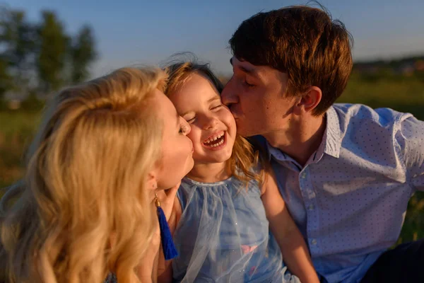 Papà Mamma Figlia Sono Seduti Insieme Sull Erba Genitori Baciano — Foto Stock