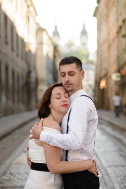 Güzel şık bir çift, eski şehrin sokaklarında buluşuyor..