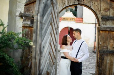 Güzel şık bir çift, eski şehrin sokaklarında buluşuyor..