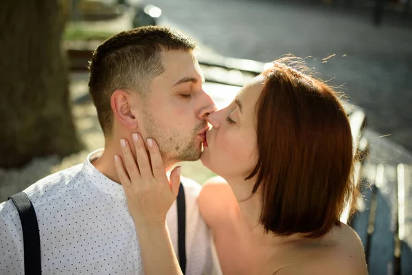 Bella Coppia Elegante Baciarsi Appuntamento All Aperto Nella Città Vecchia — Foto Stock